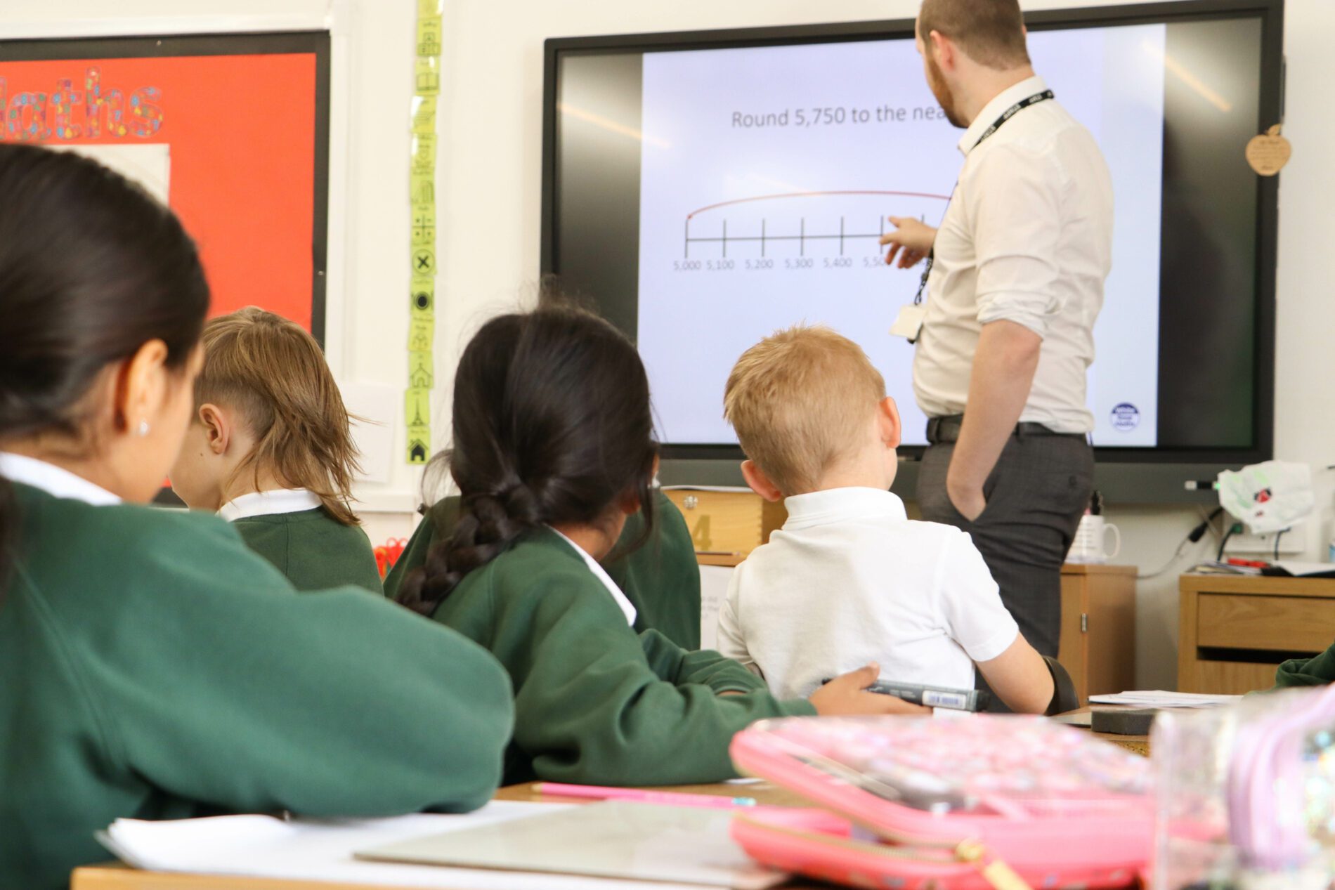 IMG_4010 teacher at shorne primary school teaching about maths timelines