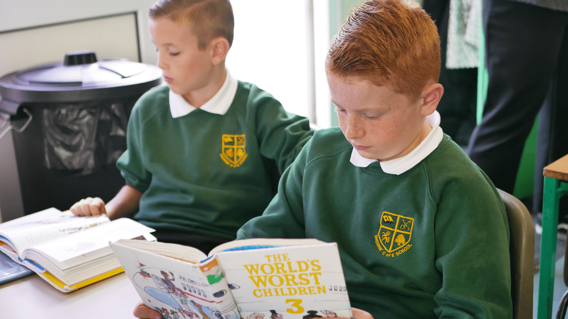 P1180091 child reading in class at shorne cofe primary school