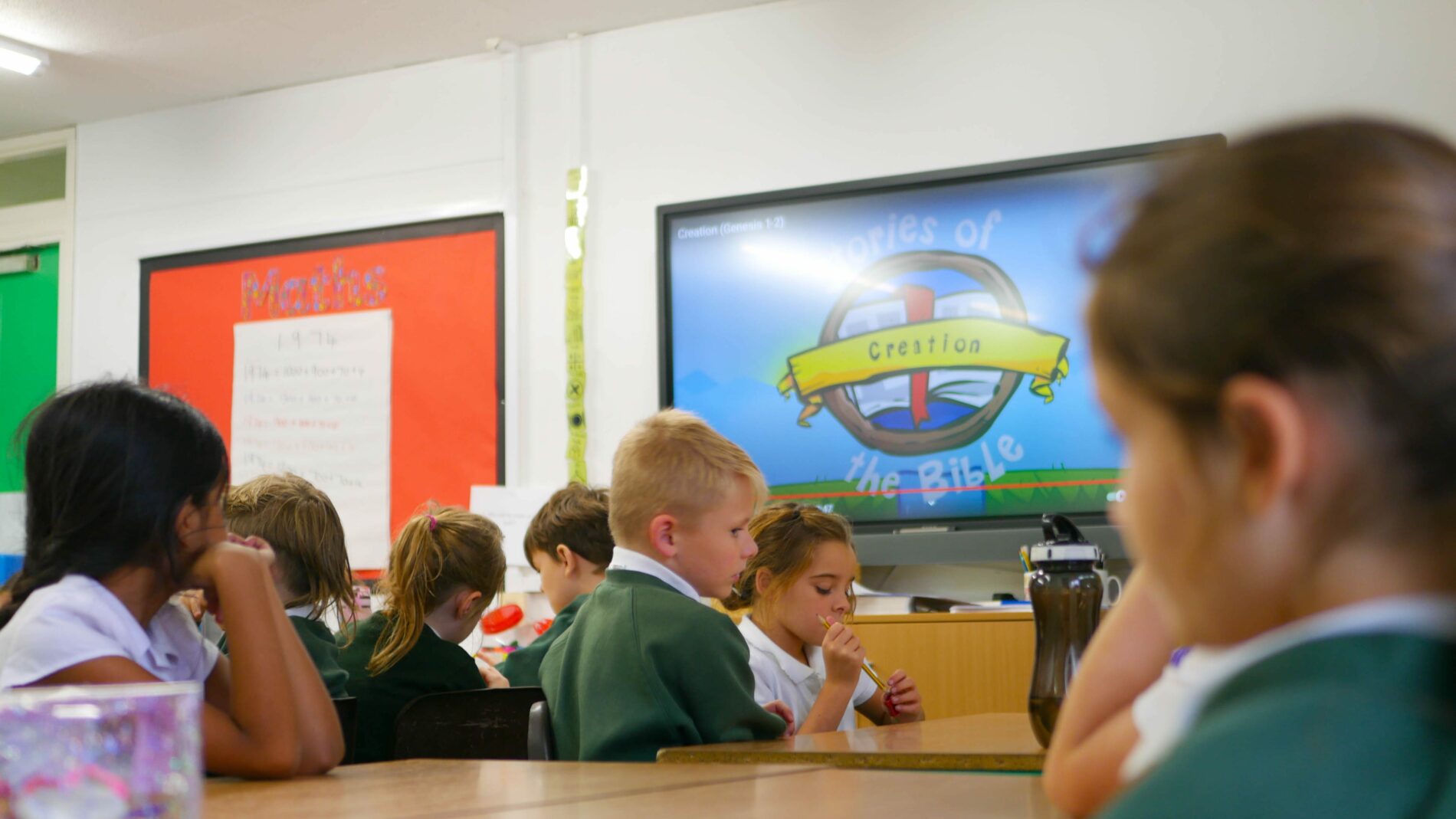 P1180122 children watching RE videos in lesson at shorne primary school
