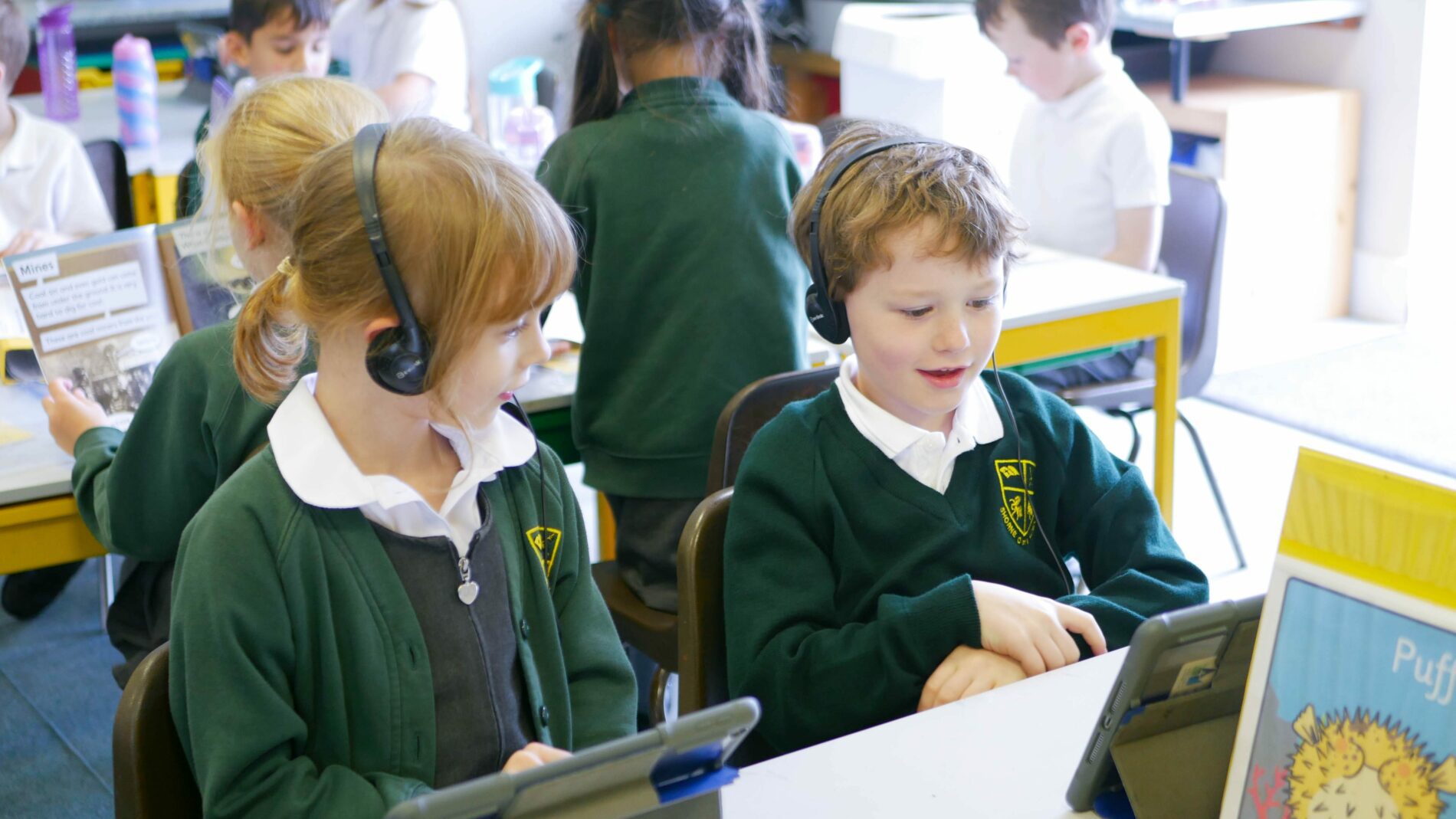P1180203 year 1 pupils using ipads and making recordings in computing lessons