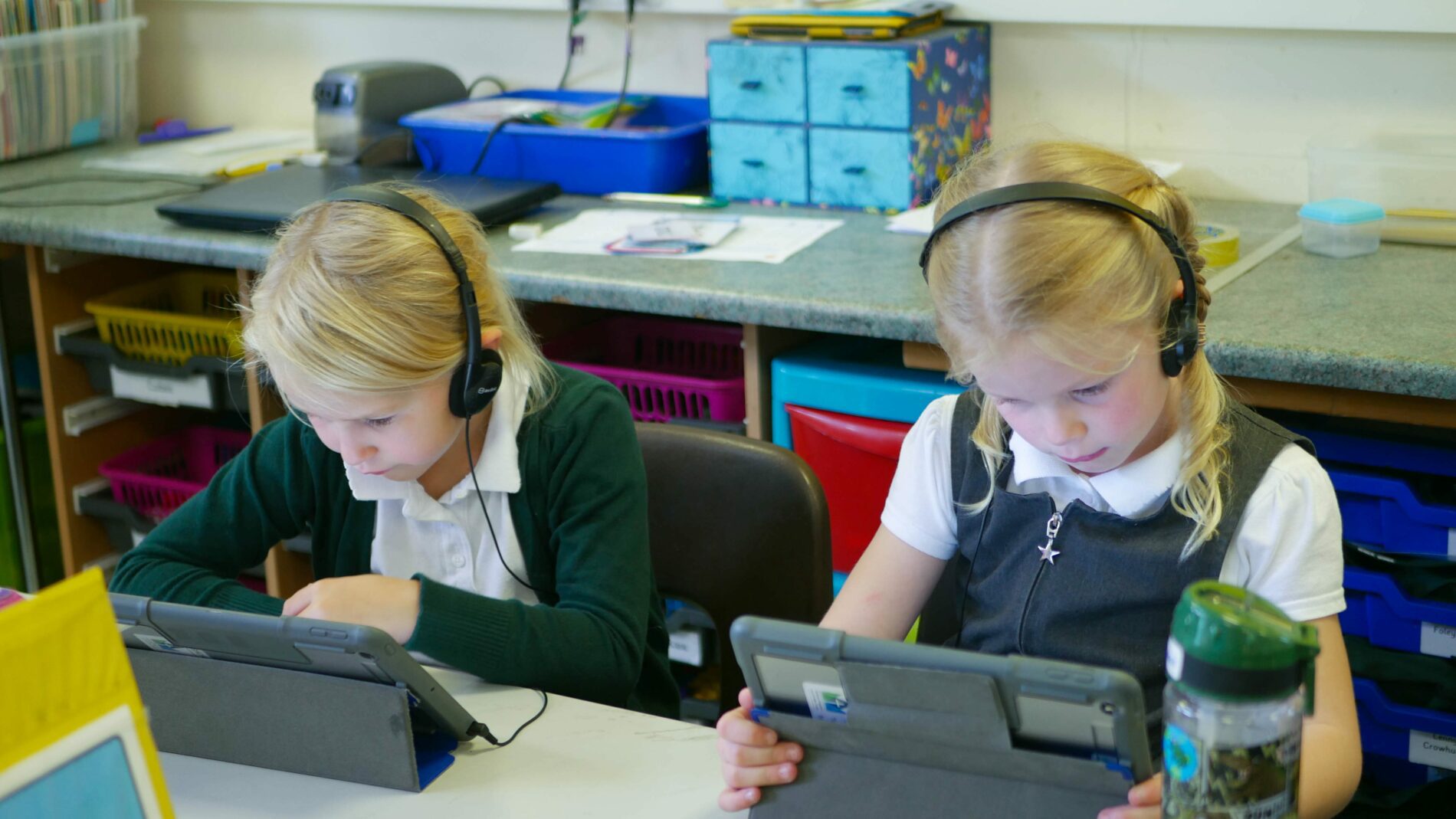 P1180205 pupils using ipads in computing lessons
