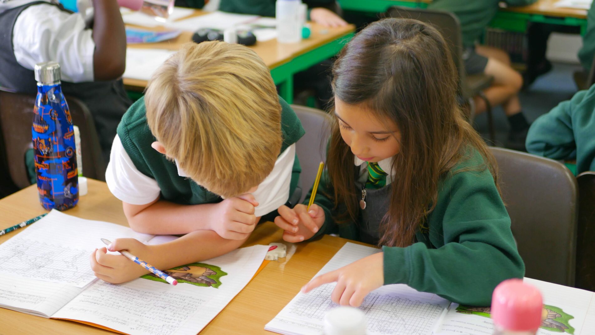 P1180218 pupils working together in georgraphy lessons at shorne primary school