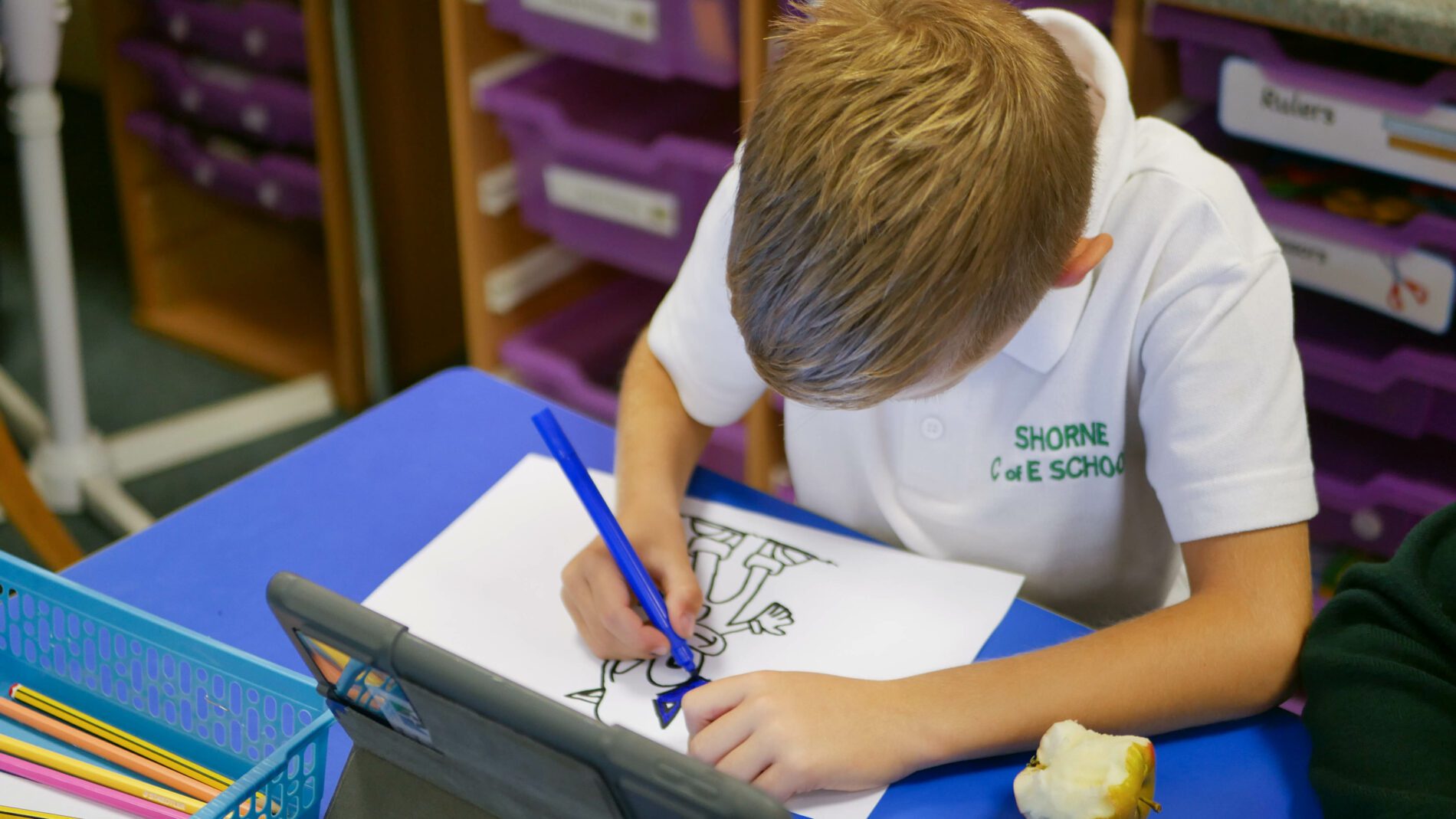 pupils learning how to draw in shorne primary school