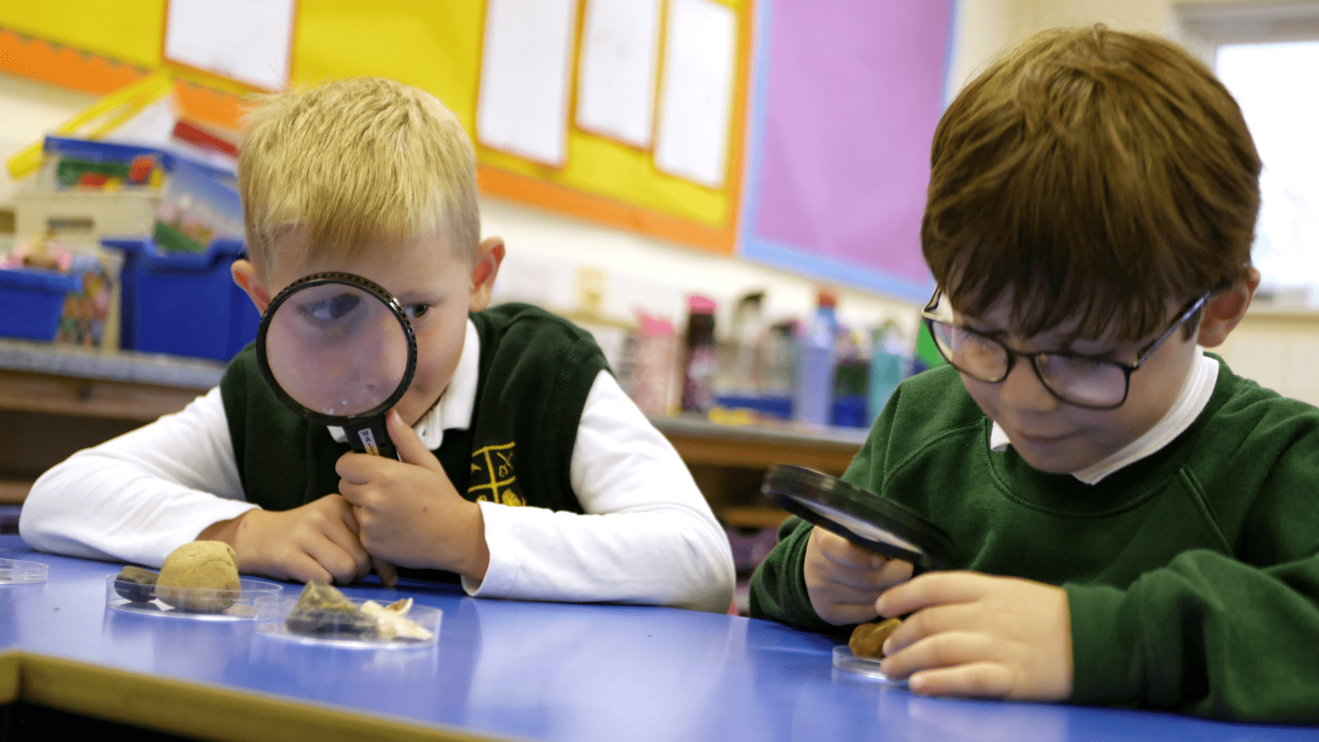 P1190416 Pupils in science at shorne primary school examining rocks