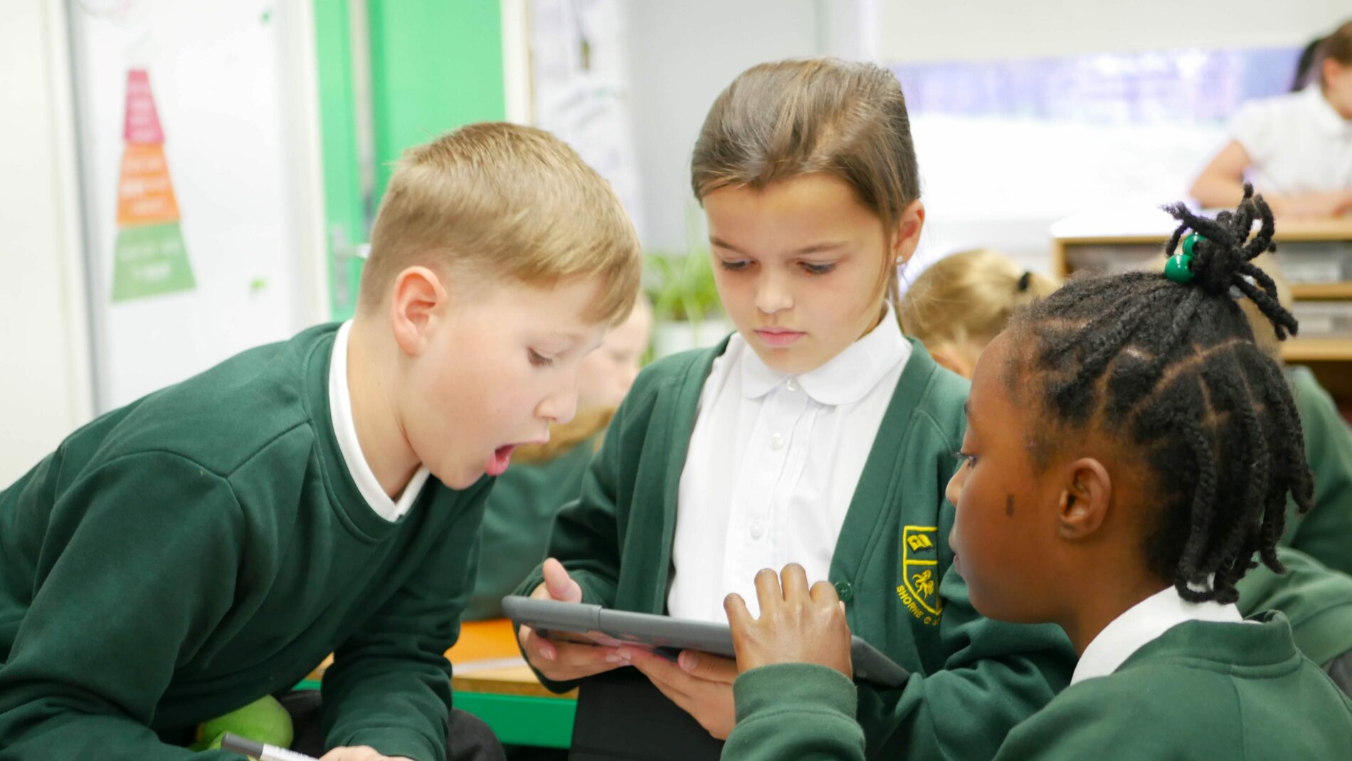 P1190530 pupils using ipads in computing lessons