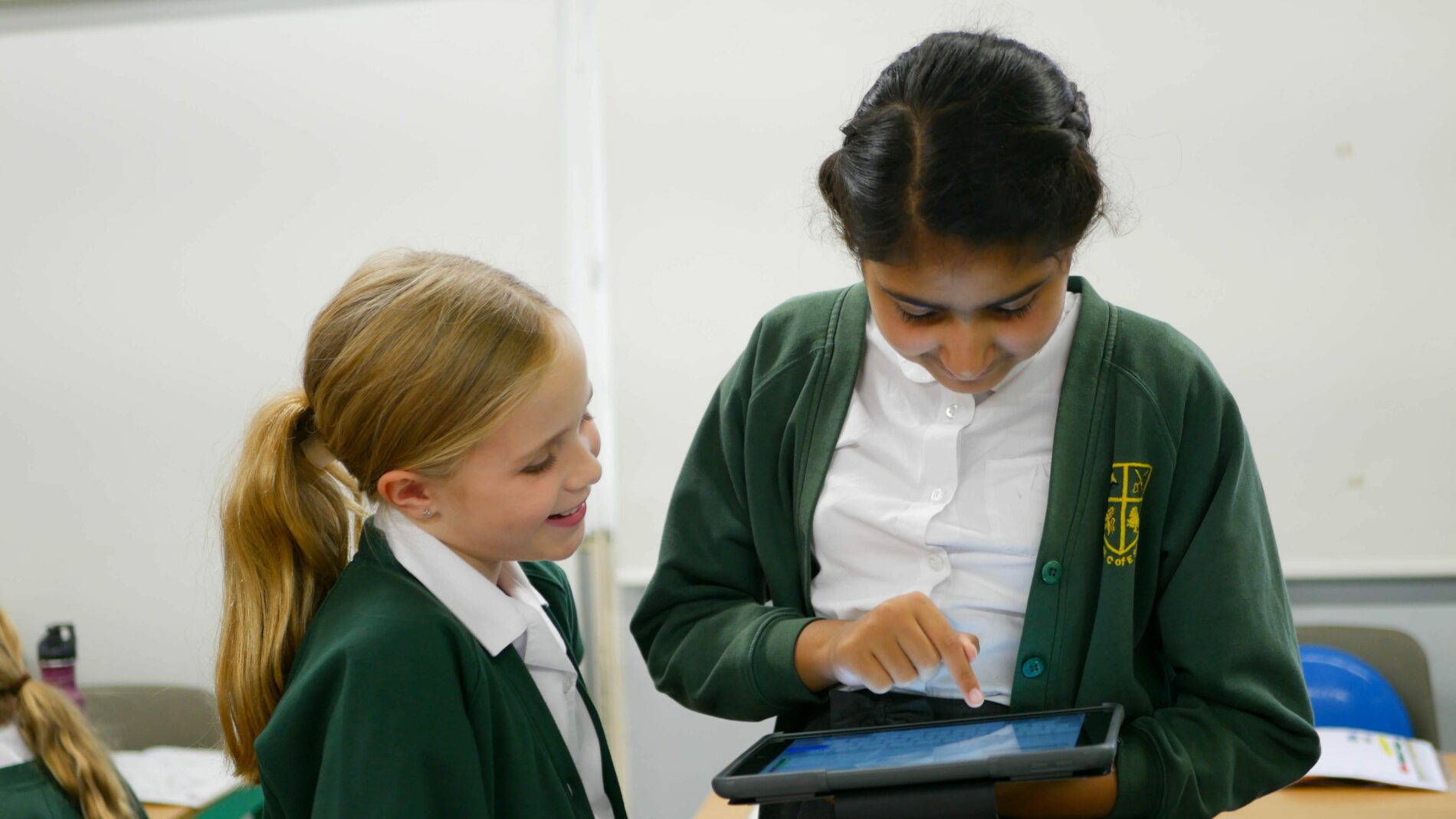 P1190531 pupil showing others how to do something in computing lesson